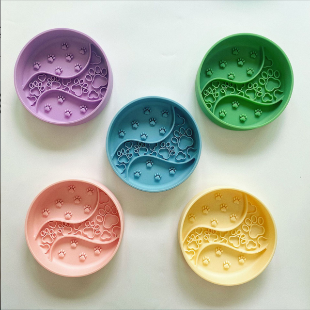 Large and medium dog food-grade silicone slow feeder bowl with strong suction cup, anti-tip, anti-choke, chew-resistant pet feeding bowl
