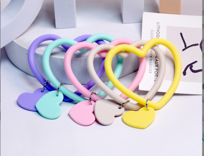 Wholesale silicone keychain wristbands, portable phone straps, silicone heart wristbands, anti-drop and anti-lost wristbands